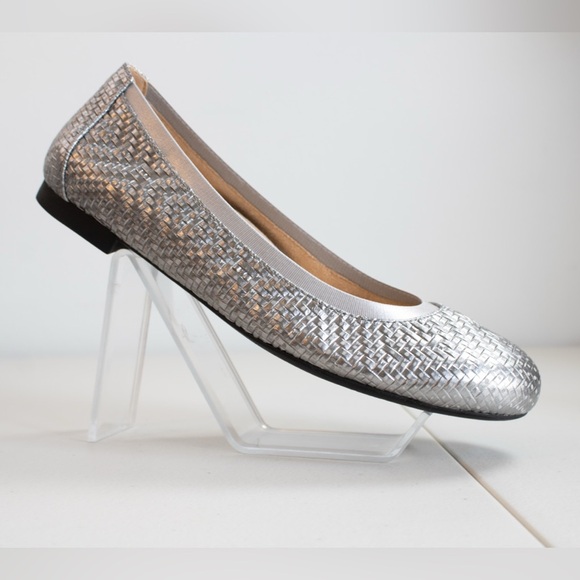 Vionic Anita Silver Leather Classic All Day Comfort Flats Women’s Shoes Size 8W - Picture 3 of 10